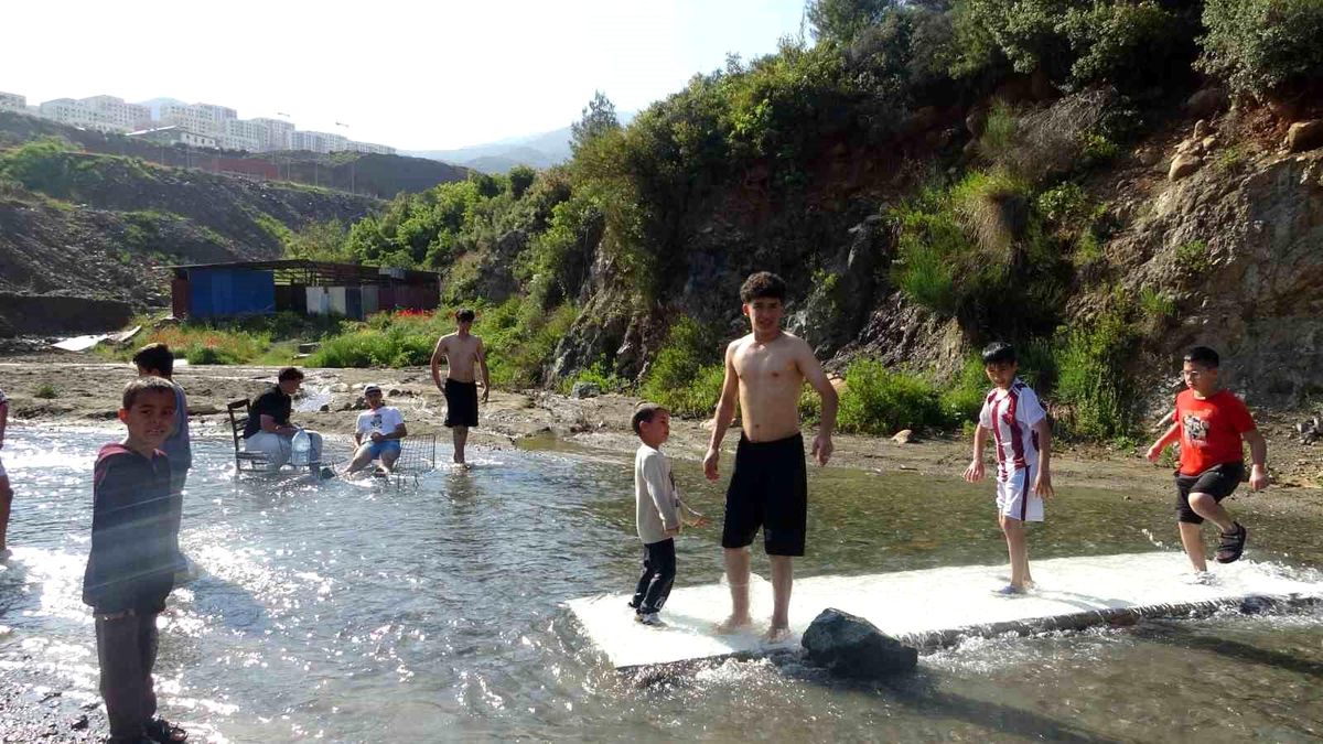 Hatay\'da Sıcak Havada Çocuklar Derede Yüzdü