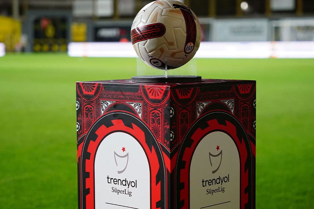 B&uuml;t&uuml;n ma&ccedil;lar aynı saatte! S&uuml;per Lig'de sezonun son derbisinin tarihi belli oldu