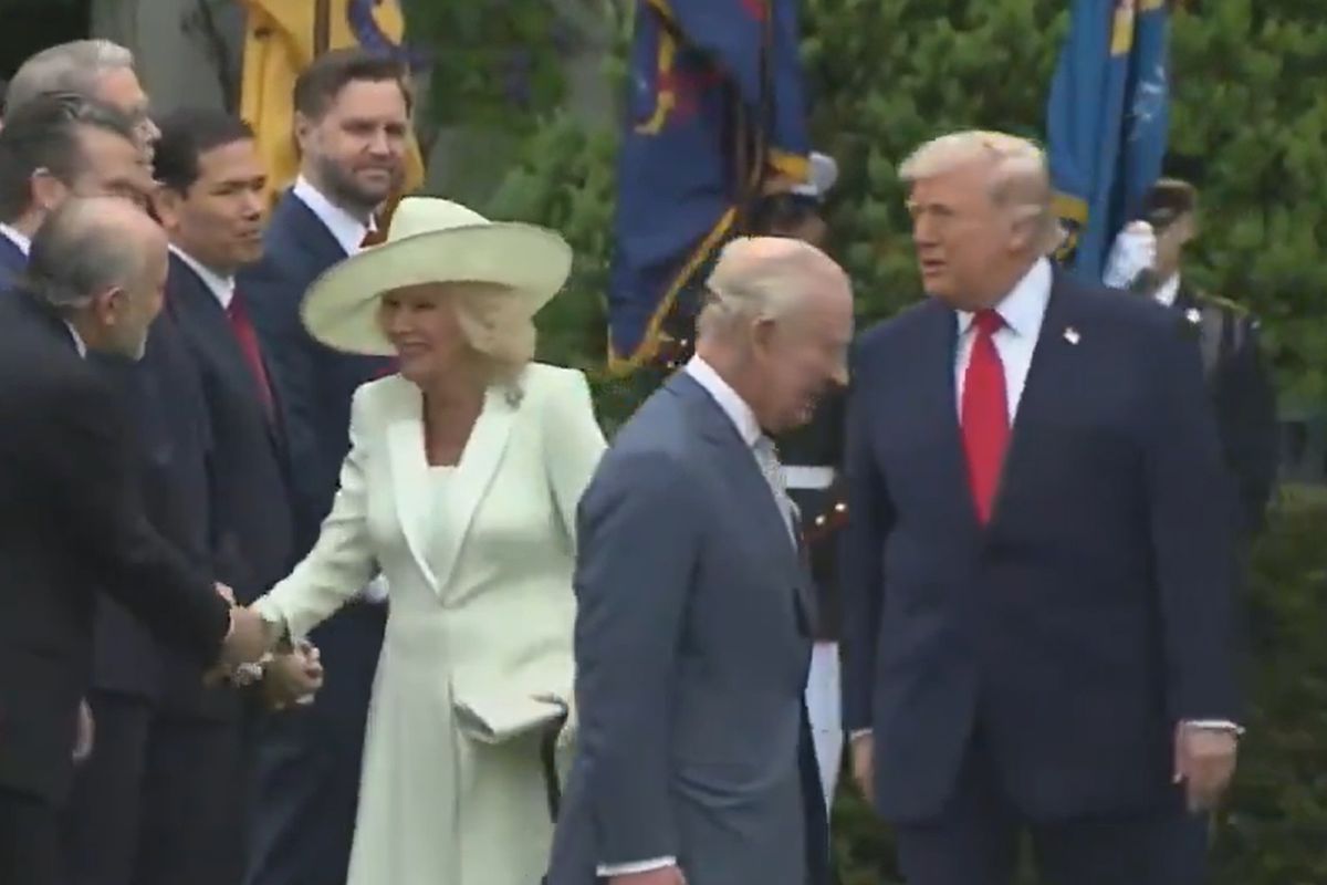 Trump seremoni sırasında Kraliçe Camilla’nın önüne geçti