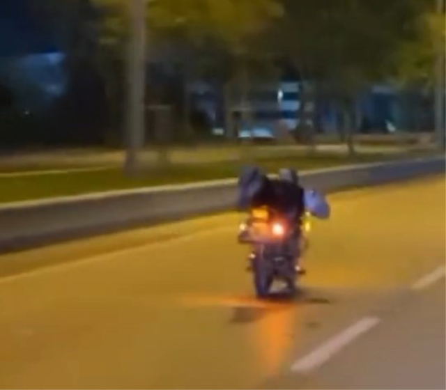 Yaptığı hareket motosikletliye pahalıya patladı