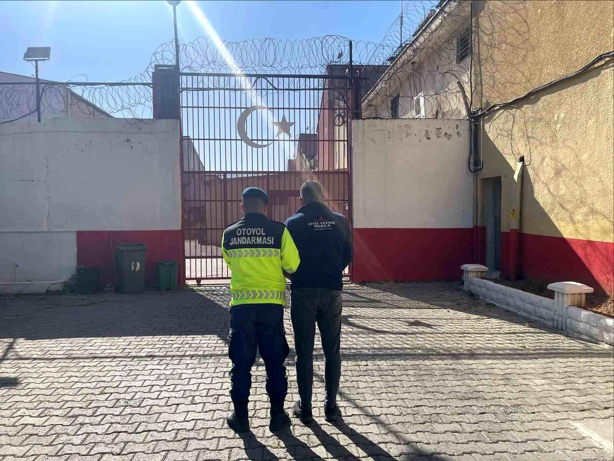Aydın\'da 19 Düzensiz Göçmen ve Organizatör Yakalandı
