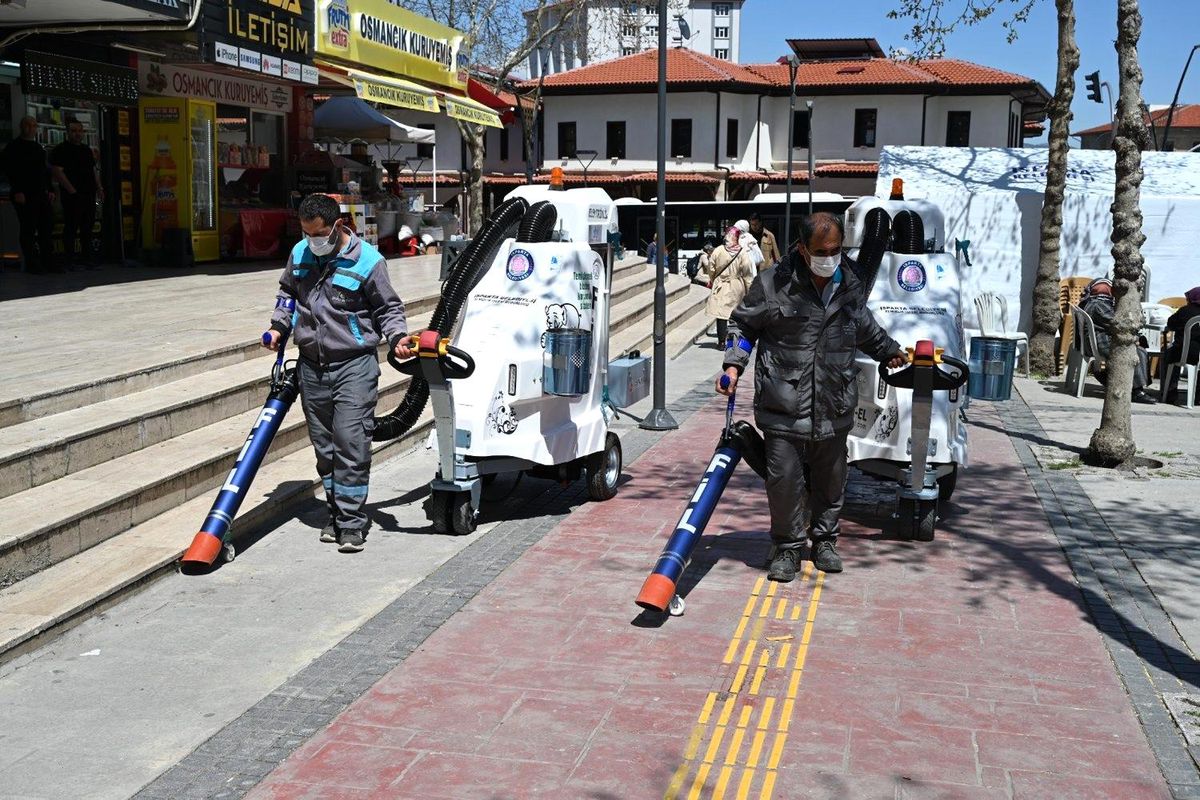 Akülü süpürgeler Isparta sokaklarında