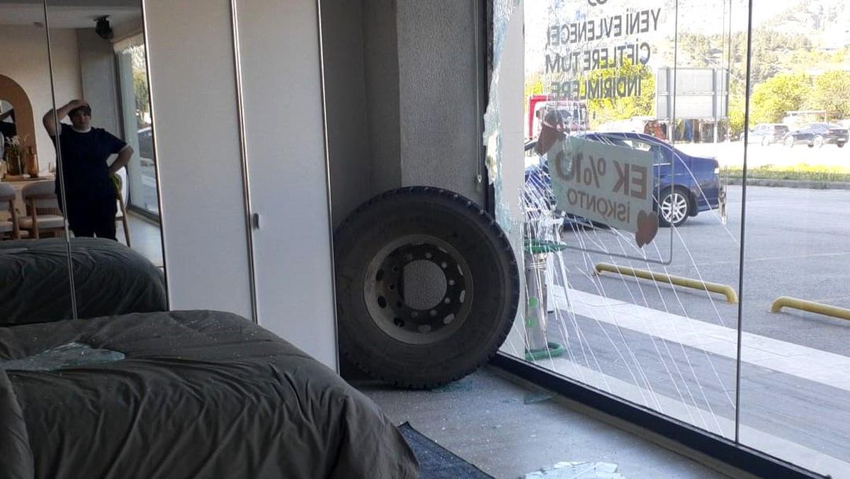 Kamyon Tekerle Mobilya Mağazasına Girdi