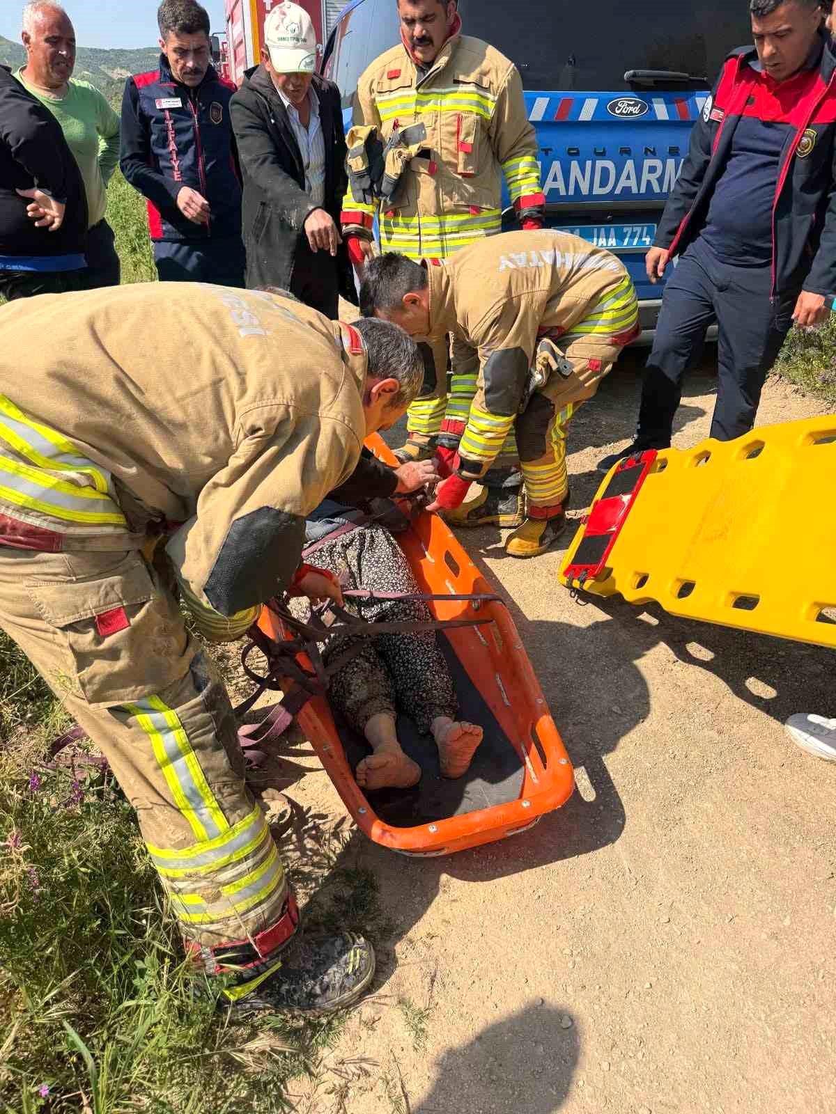 Antakya\'da traktörün altında kalan kadın yaralandı