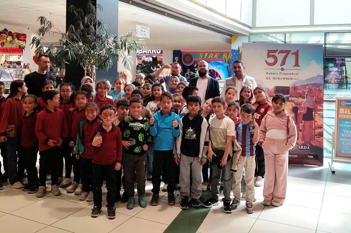 Aslanapa\'da Kur\'an kursu öğrencileri "571 Rahmet Peygamberi Hz Muhammed" filmini izledi