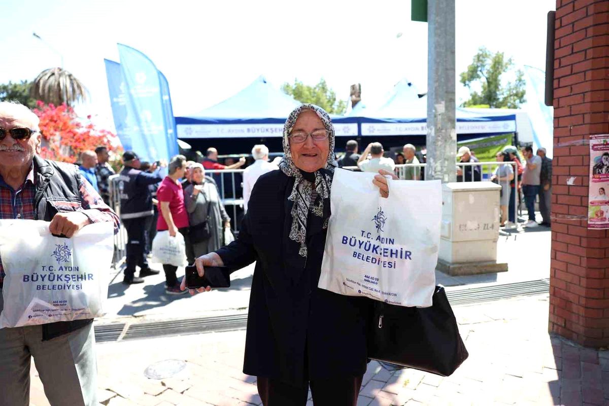 Aydın Büyükşehir Belediyesi binlerce fideyi Nazilli\'de vatandaşlara dağıttı