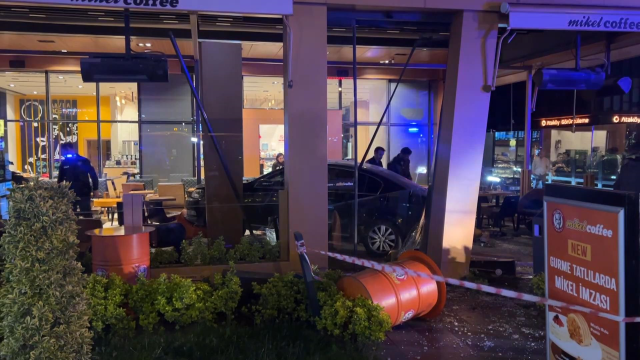 Bakırköy'de otomobil kafedeki müşterilerin arasına daldı: 6 yaralı