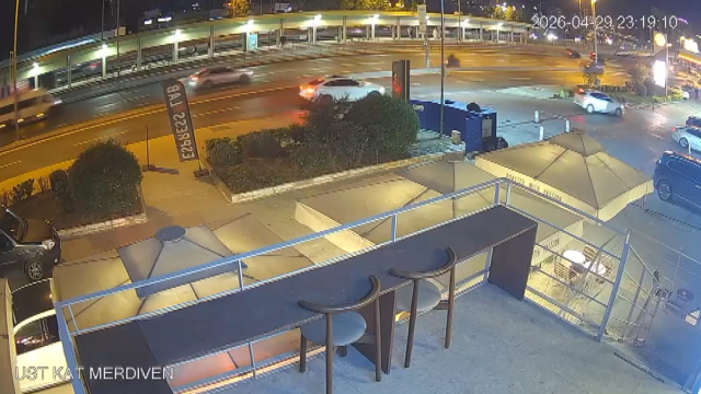 Bakırköy'de otomobil kafedeki müşterilerin arasına daldı: 6 yaralı