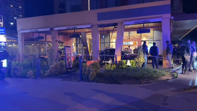 Bakırköy'de otomobil kafedeki müşterilerin arasına daldı: 6 yaralı