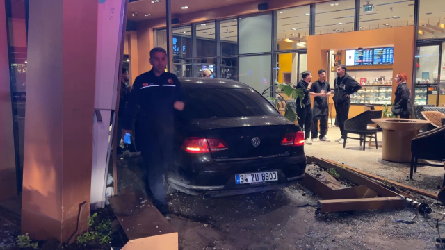 Bakırköy'de otomobil kafedeki müşterilerin arasına daldı: 6 yaralı