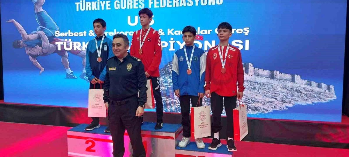 Bursa Büyükşehir Belediyesporlu güreşçiler Türkiye Şampiyonası\'nda 3 madalya kazandı