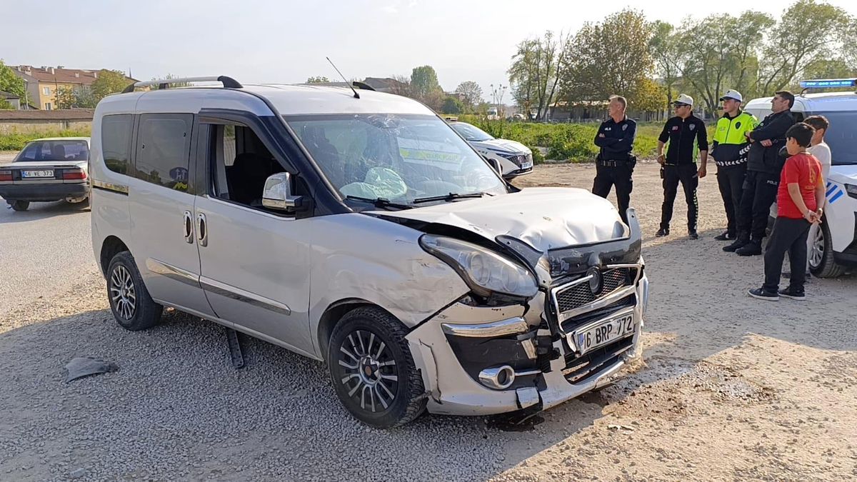 İnegöl\'de Trafik Kazası: 3 Yaralı