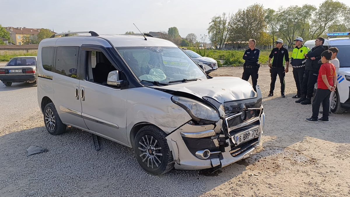 İnegöl\'de Trafik Kazası: 3 Yaralı
