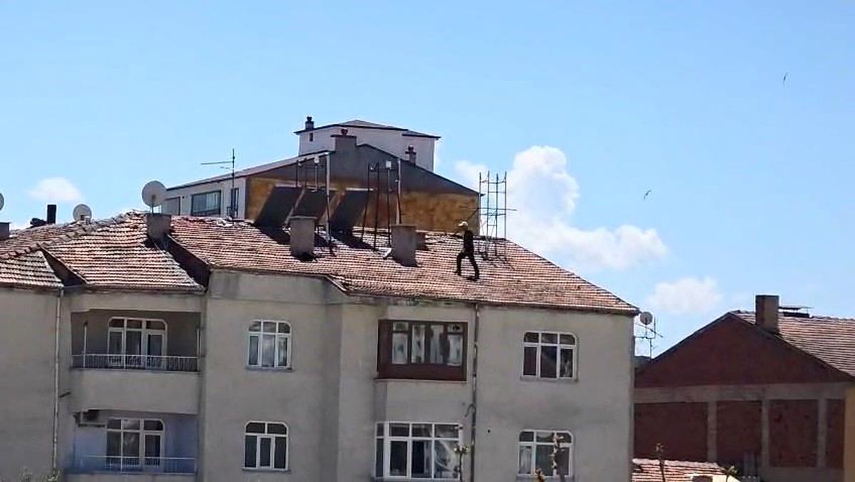 Elazığ\'da Güvensiz Çatı Çalışması