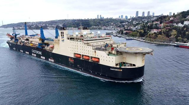 Castorone, İstanbul Boğazı’ndan Geçti