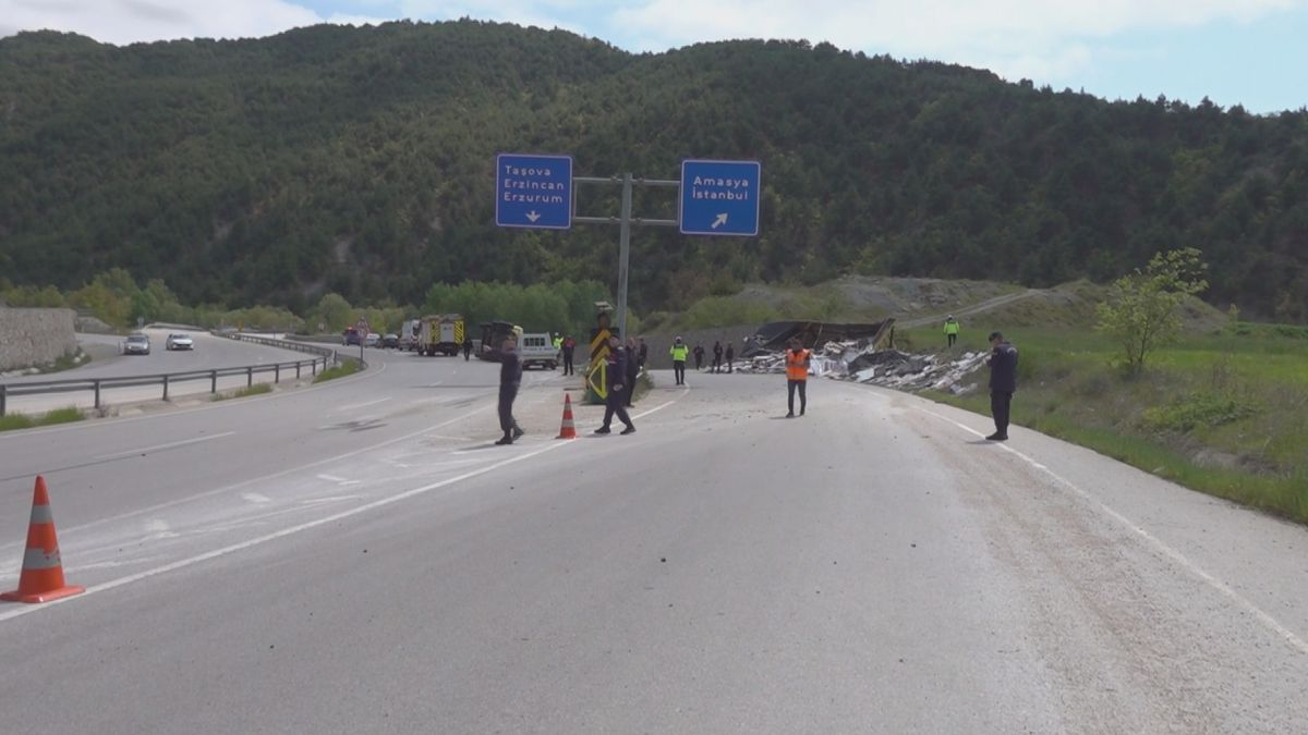 Amasya\'da TIR Kazası: Şoför Hayatını Kaybetti