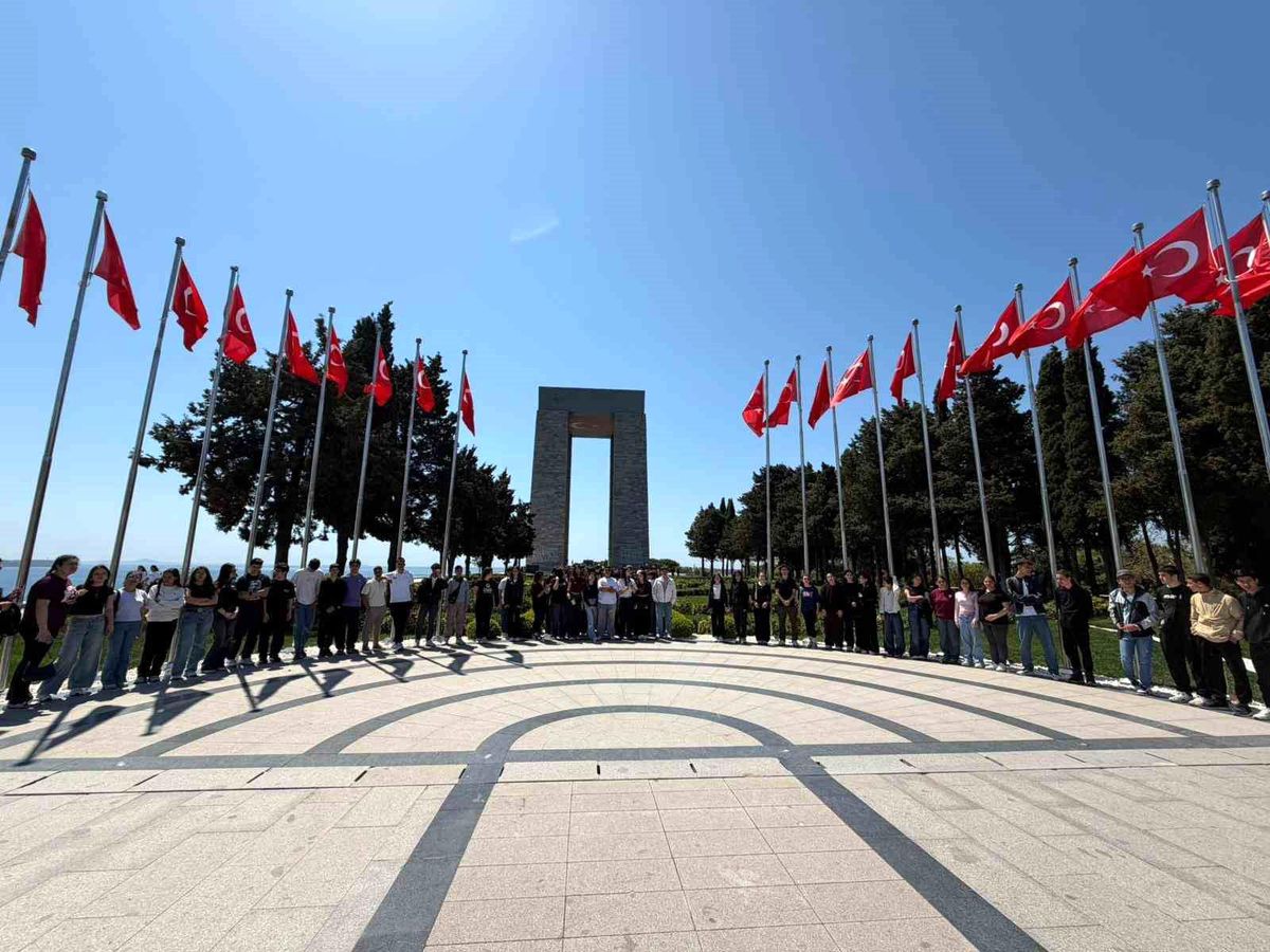 Eceabat\'ta Gençler Tarihi Ruha Sahip Çıkıyor