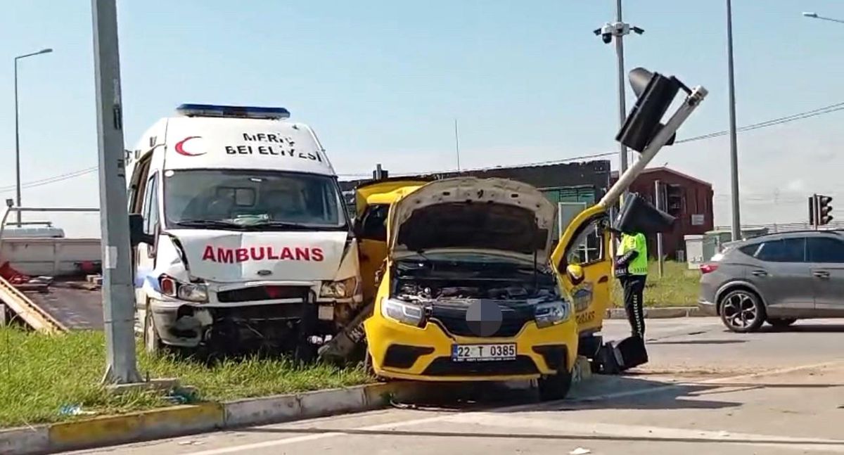 Edirne\'de ambulans ile taksi çarpıştı: 5 yaralı