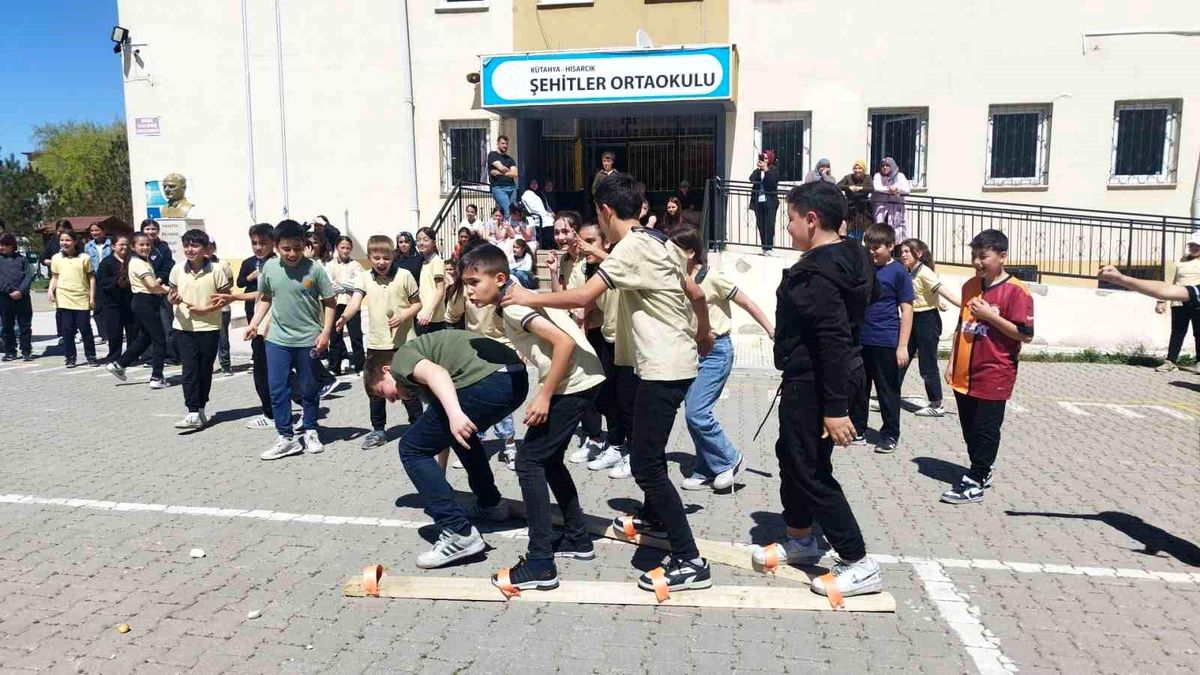 Hisarcık Şehitler Ortaokulu\'nda çocuk oyunları şenliği