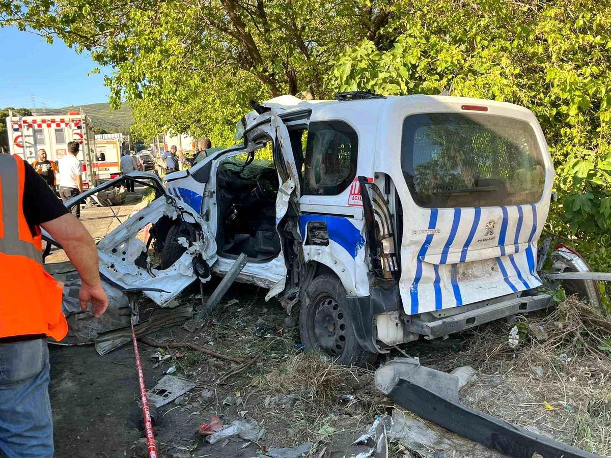 İzmir\'de 1\'i polis 3 kişinin hayatını kaybettiği kazada lojistik firmasının sahibi gözaltına alındı