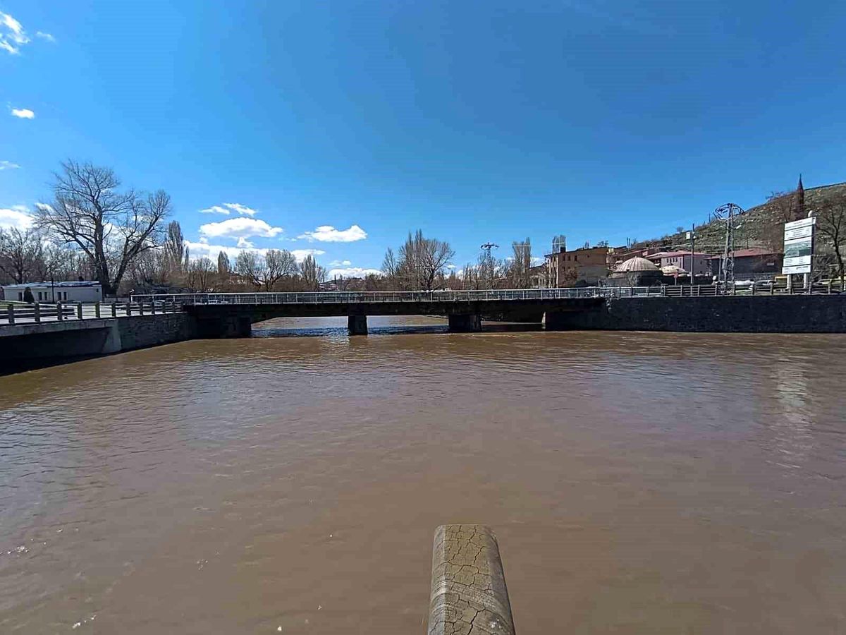 Kars\'taki Beton Köprü Eleştirildi