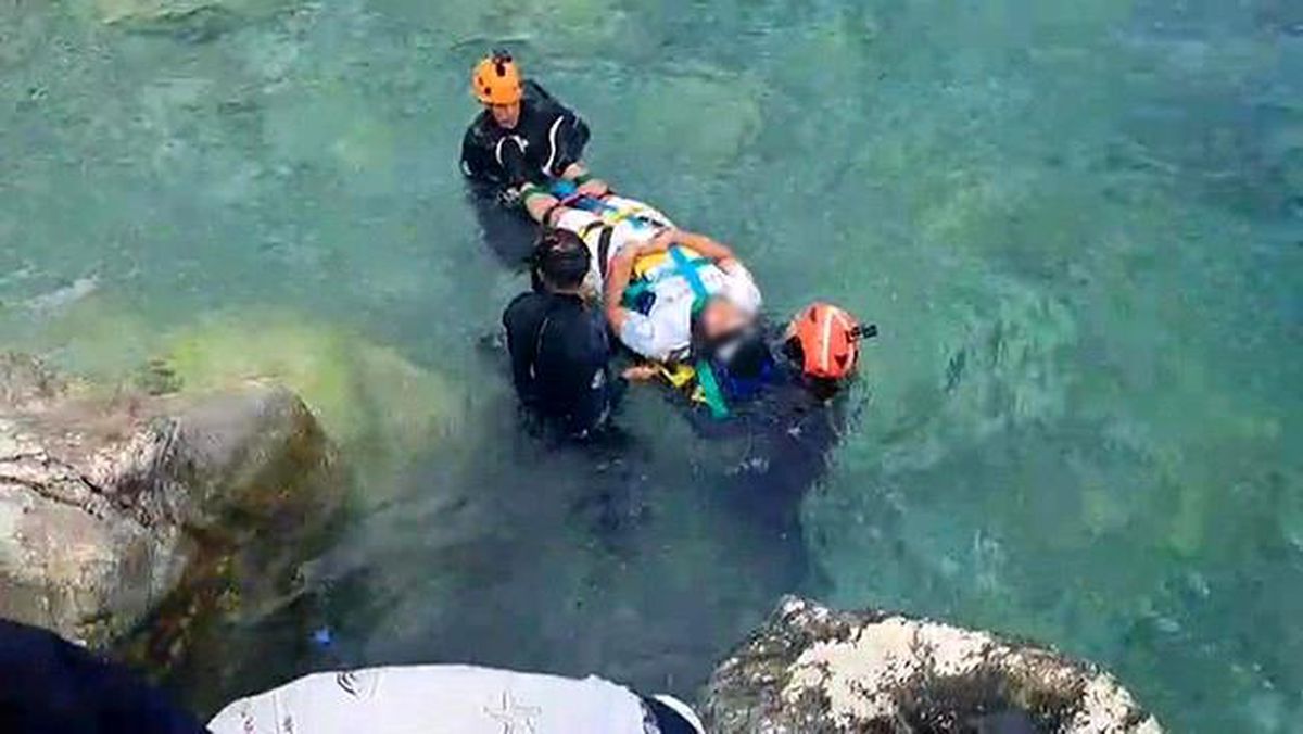 Antalya\'da Kayalık Alandan Düşen Adam Kurtarıldı