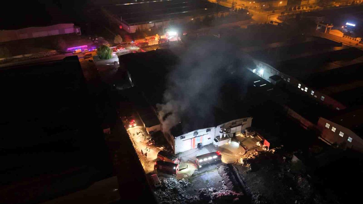 Kayseri\'de Sünger Fabrikasında Yangın