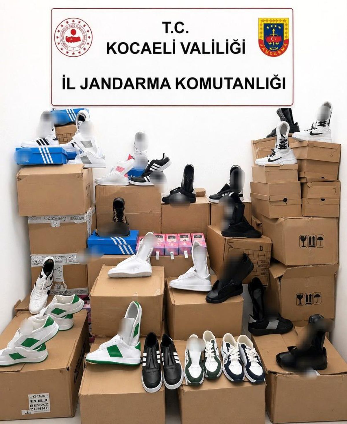 Kocaeli\'de 3.75 Milyon TL\'lik Sahte Ürünler Ele Geçirildi
