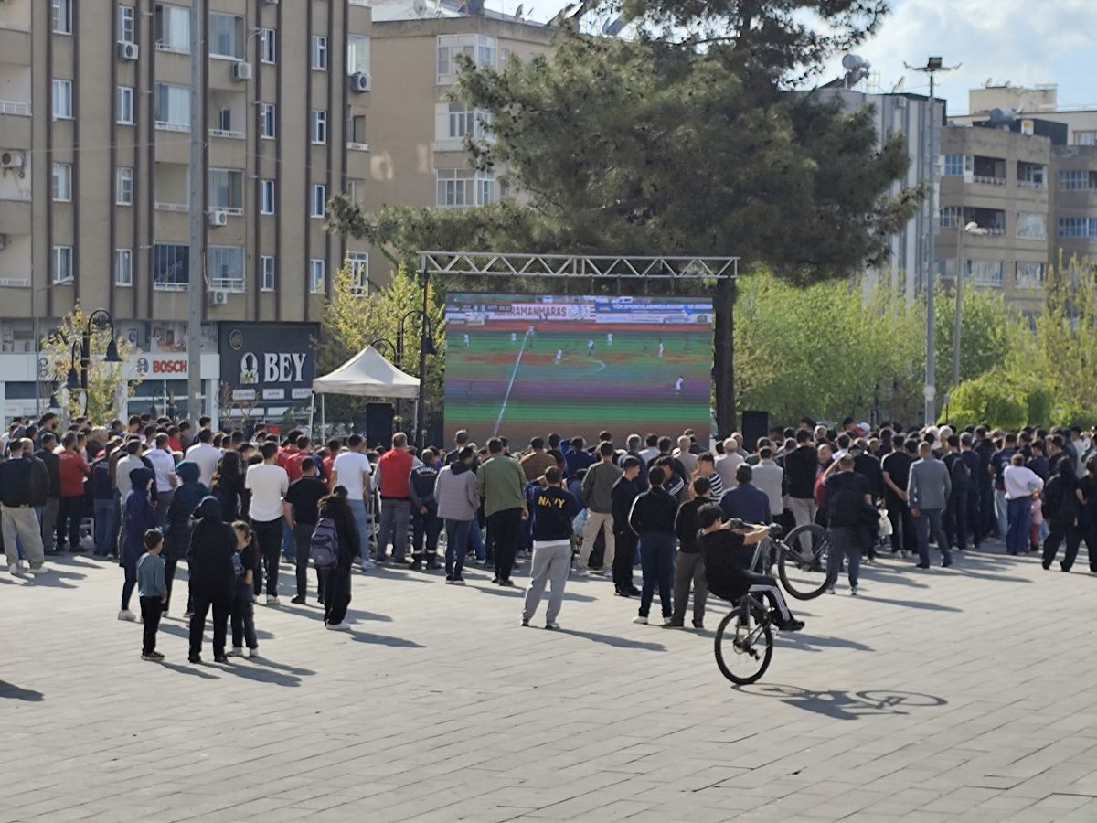 Mardin\'de taraftar, play-off maçını dev ekrandan izledi