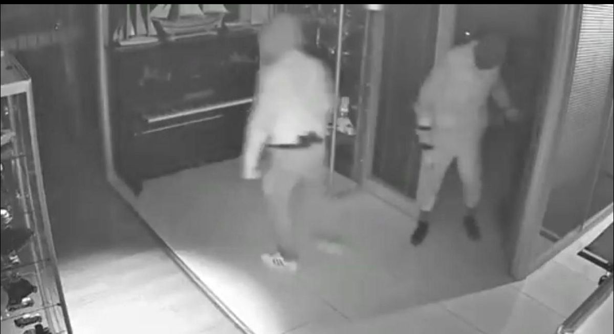 Maskeli beşler girdikleri işletmelerde çelik kasaları böyle patlattı...