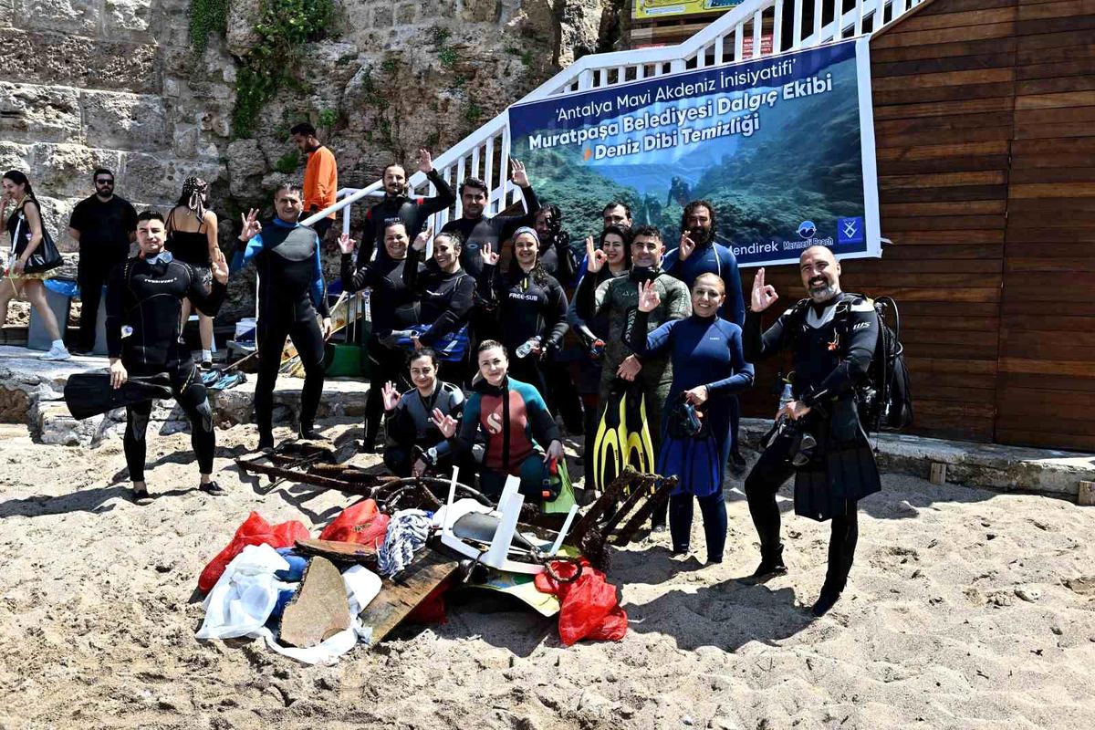 Mermerli Plajı\'nda deniz dibi temizliği