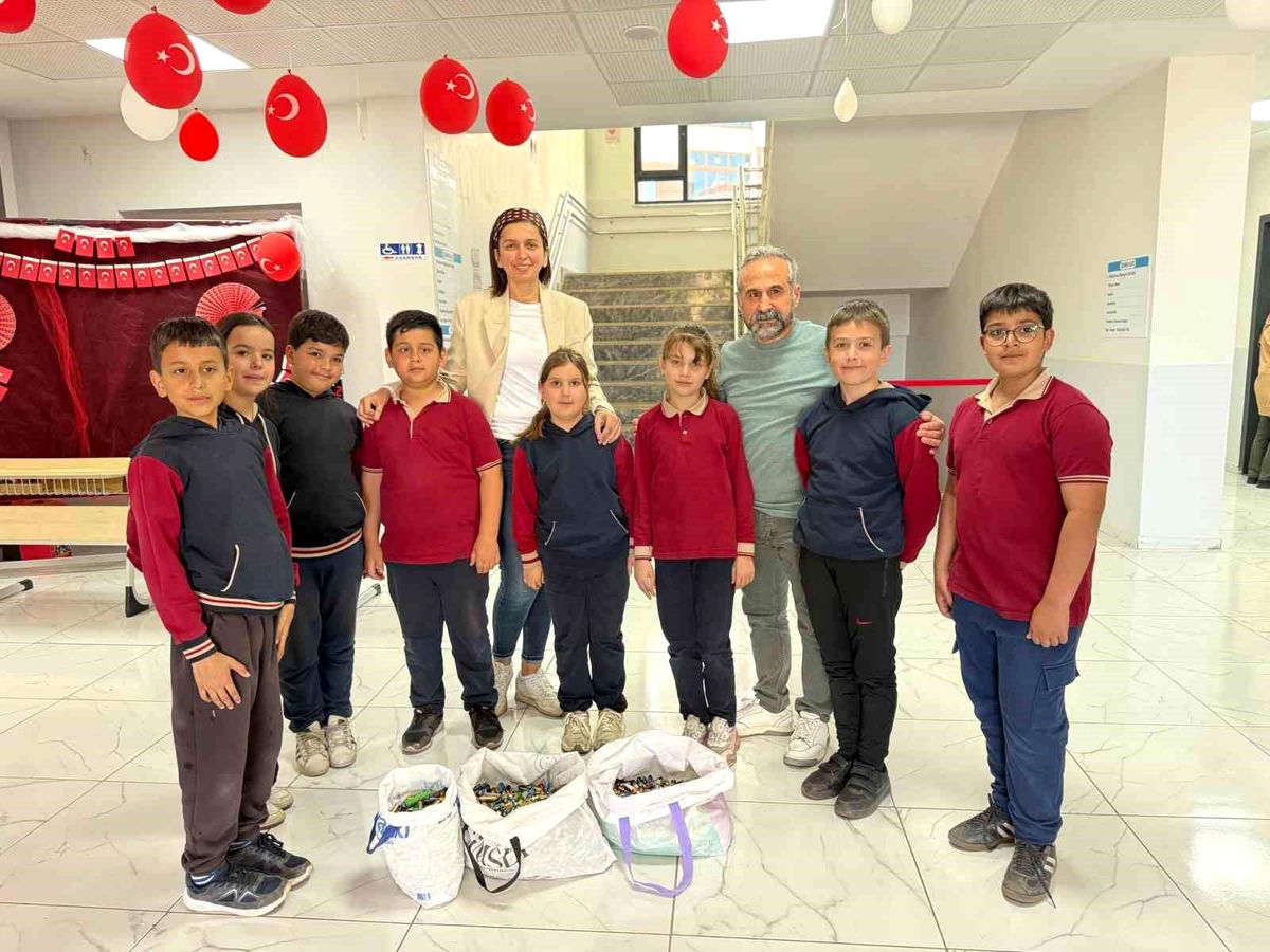 Minik öğrencilerden anlamlı proje: kapı kapı dolaşıp atık pil topladılar