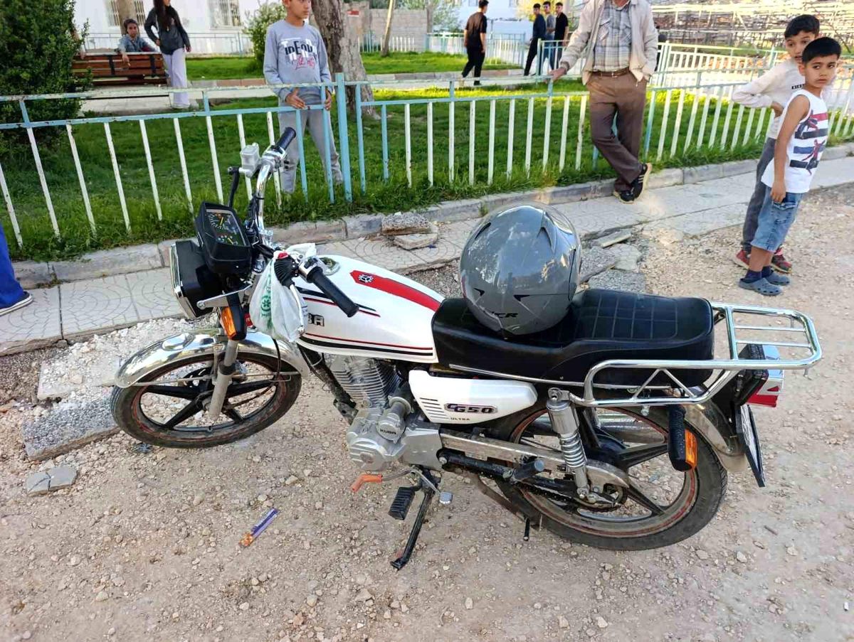 Adıyaman\'da Motosiklet ve Bisiklet Çarpıştı