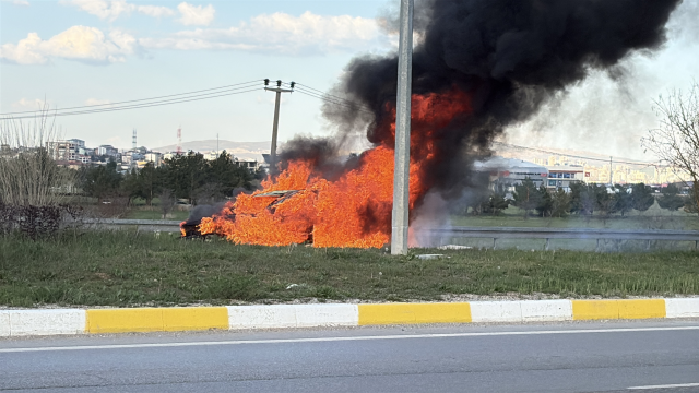 Otomobili alev alan sürücü gözyaşlarını tutamadı