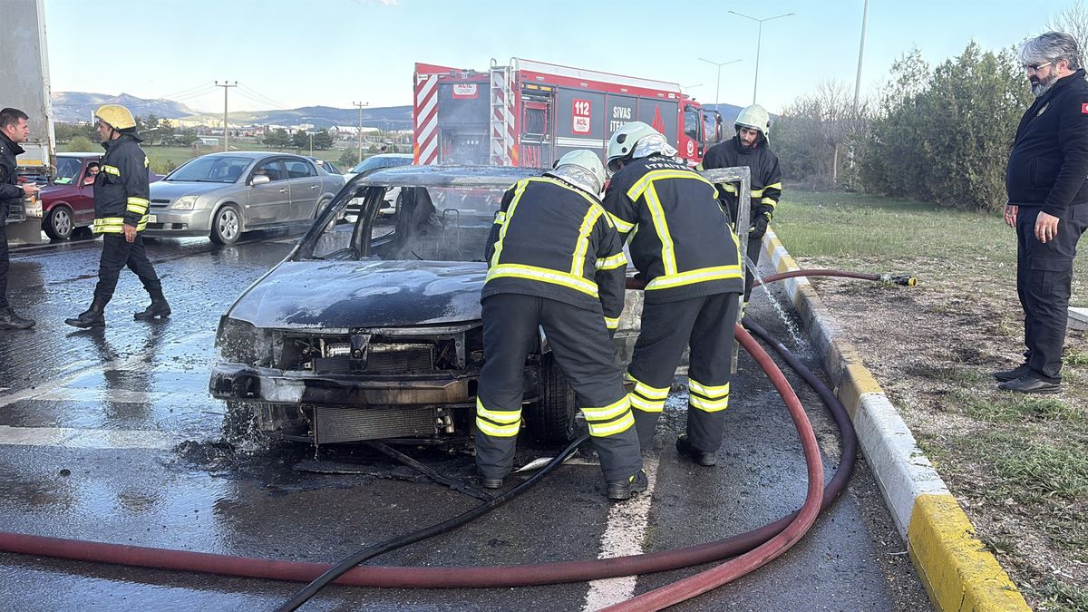 Otomobili alev alan sürücü gözyaşlarını tutamadı