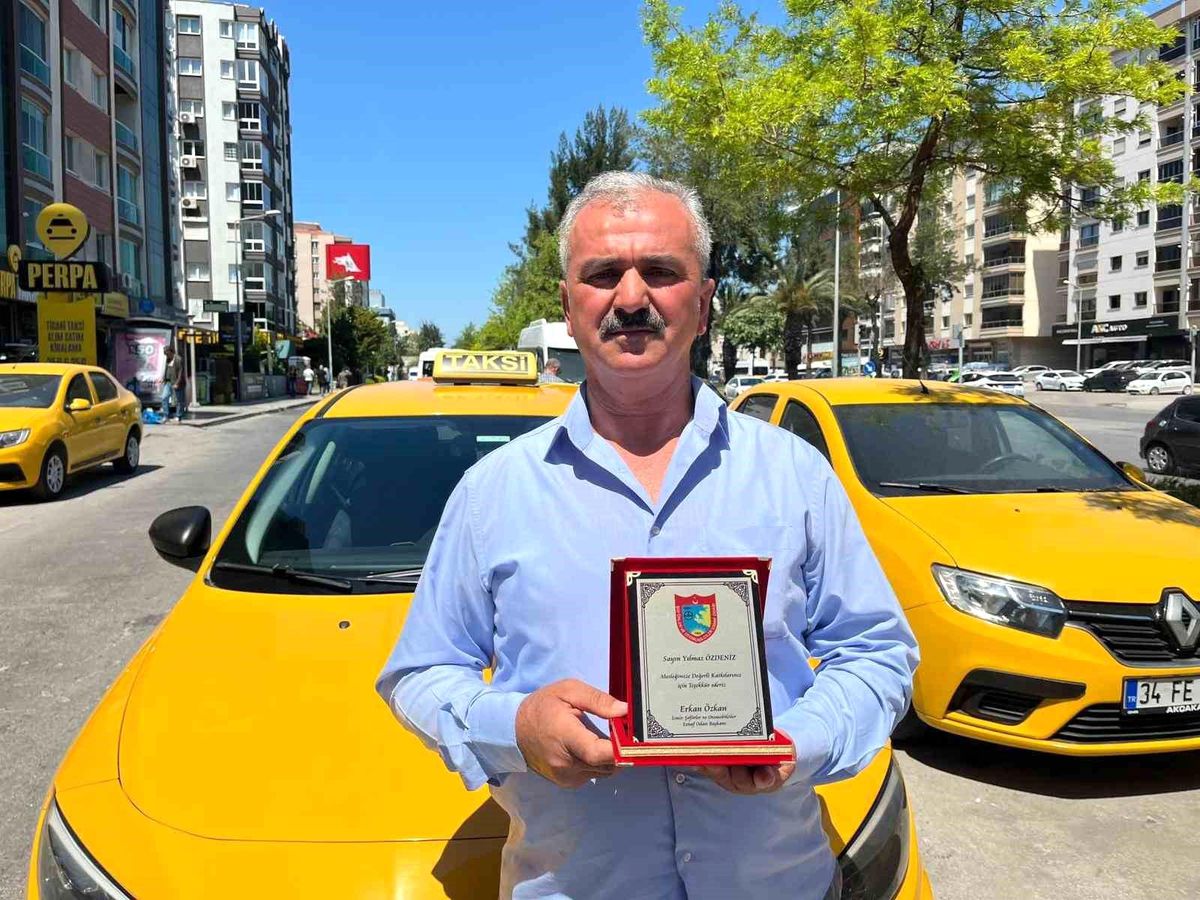 İzmir\'de Kahraman Taksici Askeri Uçağına Yetiştirdi