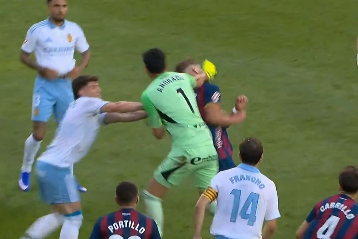 Rakibini yumruklayan kaleciye ömrü boyunca unutamayacağı ceza