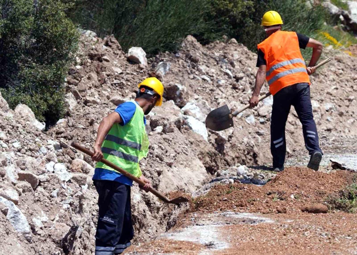 Seydikemer Çatak Mahallesi içme suyu isale hattı yenileniyor