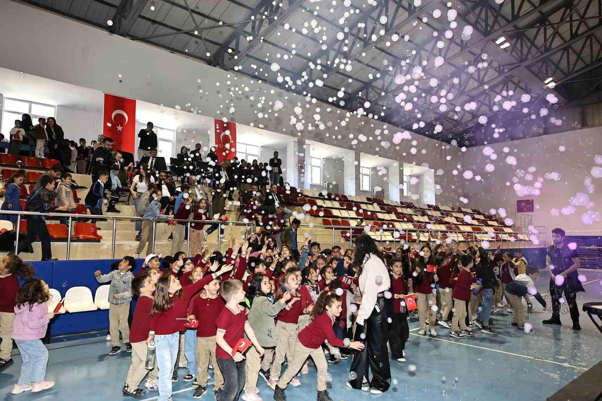 Sivas\'ta çocuklar halk oyunlarıyla buluştu