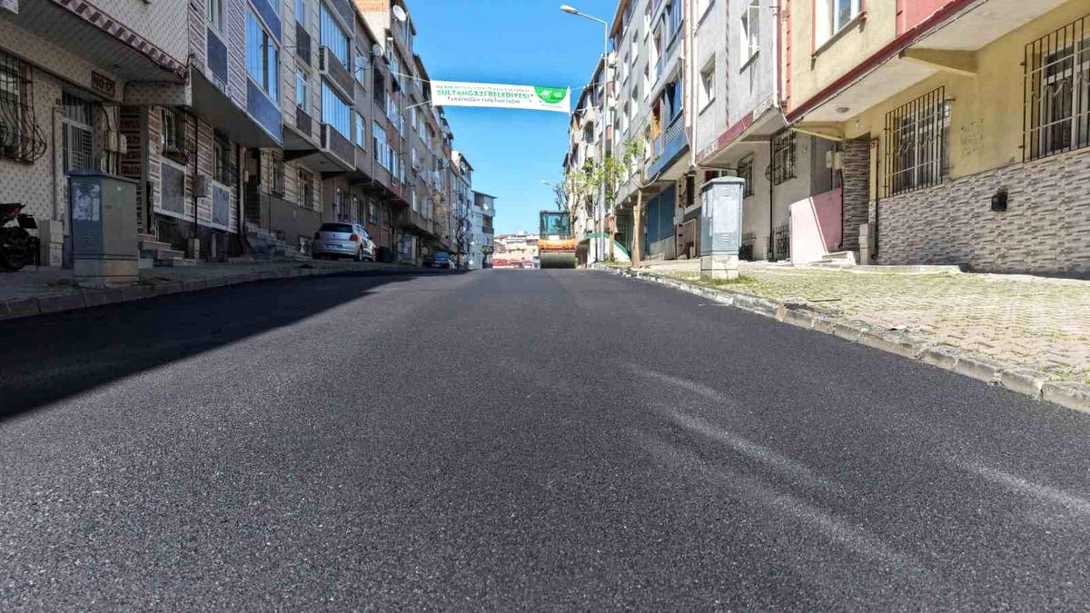 Sultangazi\'de asfalt çalışmaları sürüyor