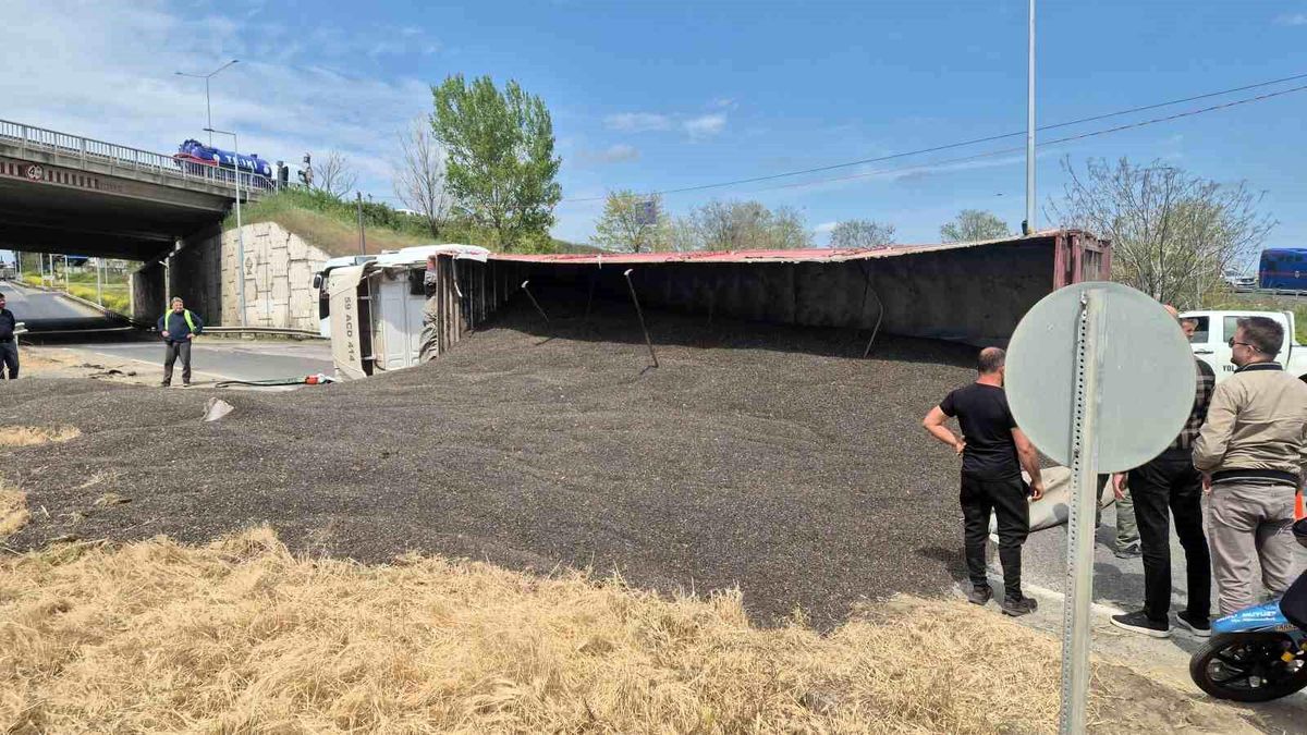 Tekirdağ\'da Tır Devrildi, Trafik Aksadı