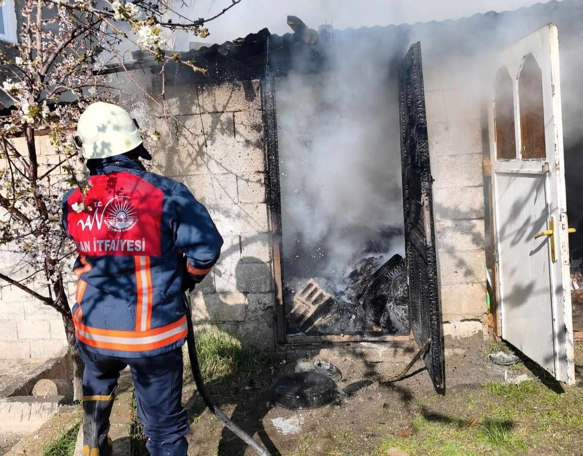 Tuşba\'da Odunluk Yangını Kontrol Altında