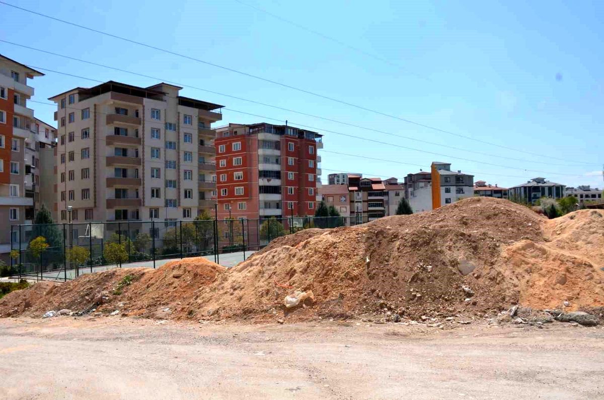 Vatandaşlardan yol kenarına dökülen hafriyatlara tepki