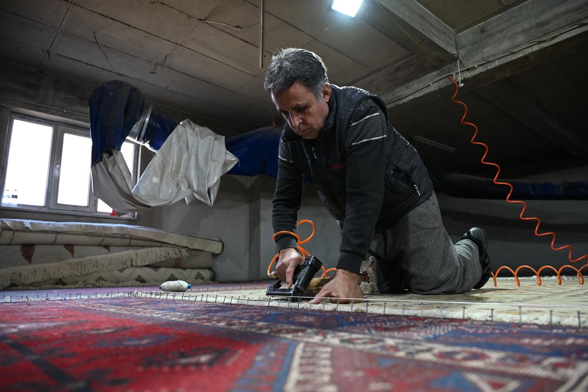 Demirci Halıları Yollarda Eskitiliyor