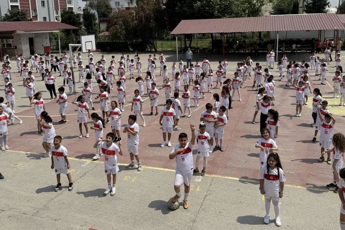 Yüzlerce öğrenciden Arda Güler'e "10 numara" davet