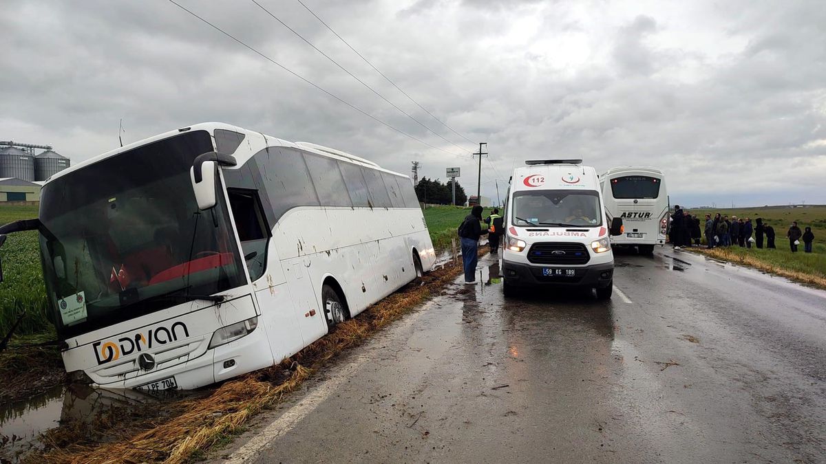 İşçileri Taşıyan Otobüs Su Kanalına Girdi