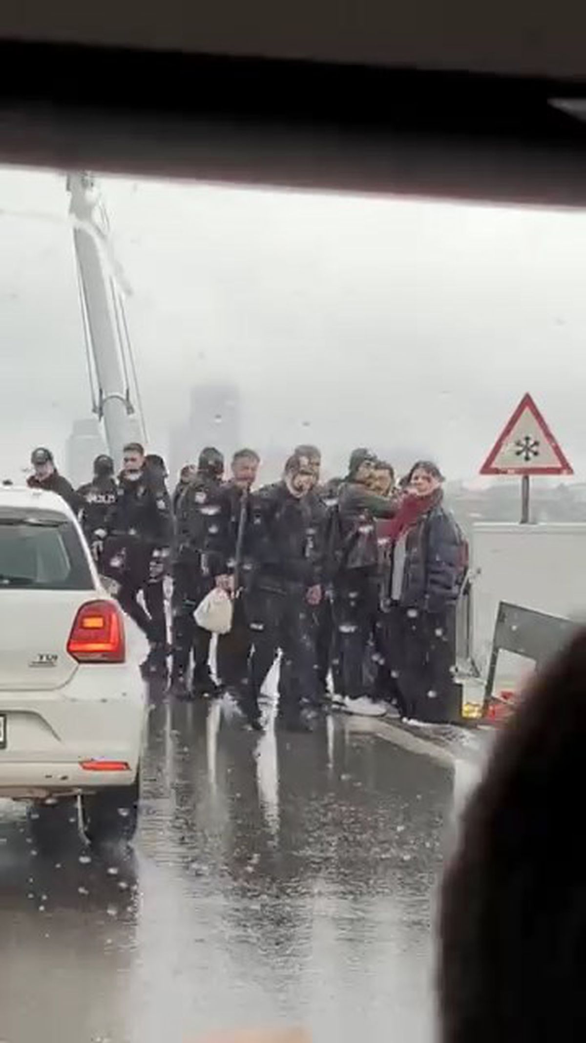 Onlarca kişi köprüyü kapatıp eylem yapmak istedi, polisin müdahalesi sert oldu