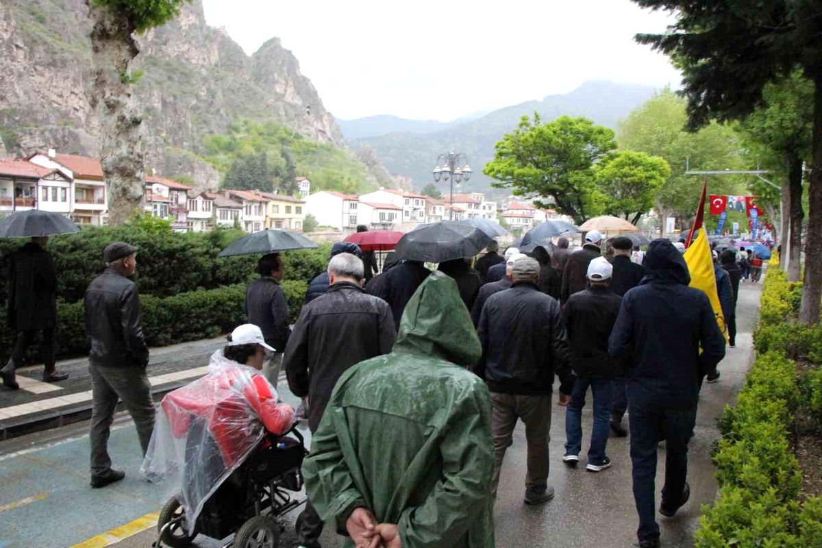 Amasya\'da 1 Mayıs Yürüyüşü Yağmur Altında Gerçekleşti