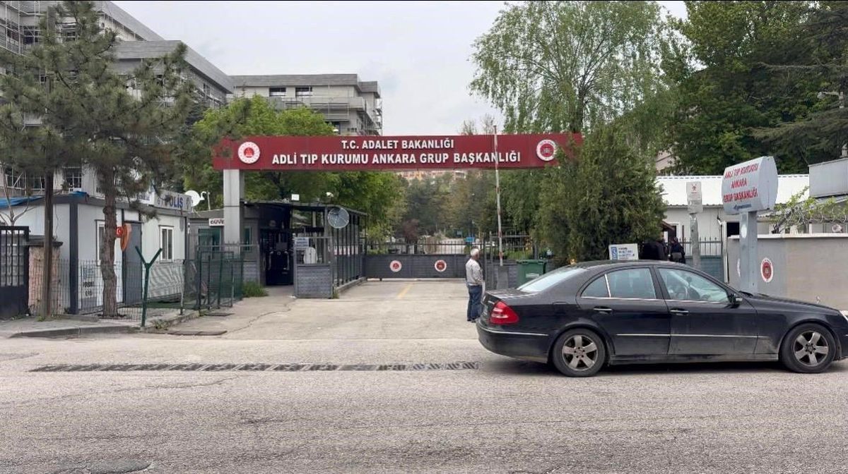 Ankara\'da kamyonun altında kalan 2 belediye işçisinin cenazeleri adli tıbba getirildi