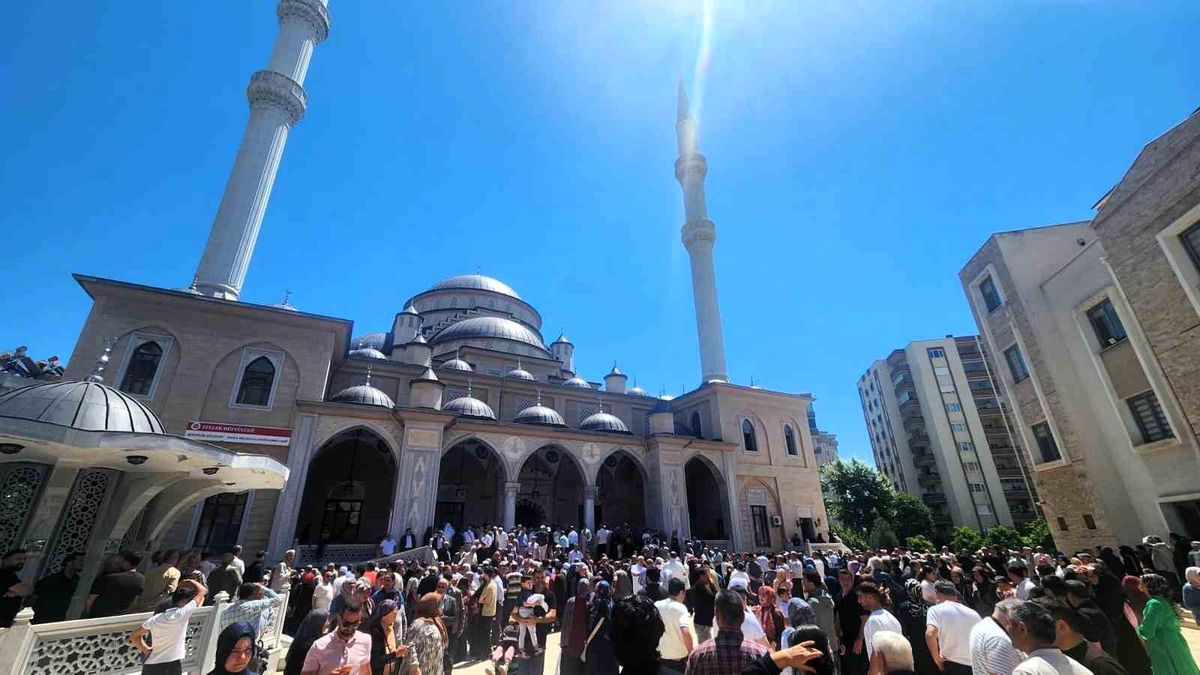 Aydın\'dan 348 Hacı Adayı Uğurlandı